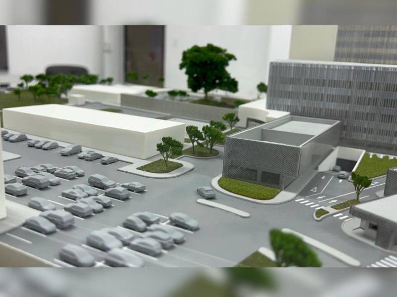 El doctor Gabriel Paredes, director del hospital Mario Catarino Rivas, presentó el jueves la maqueta del hospital de traumas que se proyecta construir en San Pedro Sula.