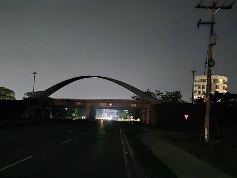 Un tramo de casi dos kilómetros del acceso a San Pedro Sula por la Fesitranh, comprendido entre los sectores de Los Castaños y Río Blanco, permanece sin alumbrado público. El importante y muy concurrido paso a desnivel del sector de Gala que une el bulevar del norte con el segundo anillo está totalmente a oscuras, lo que representa un riesgo para los conductores.
