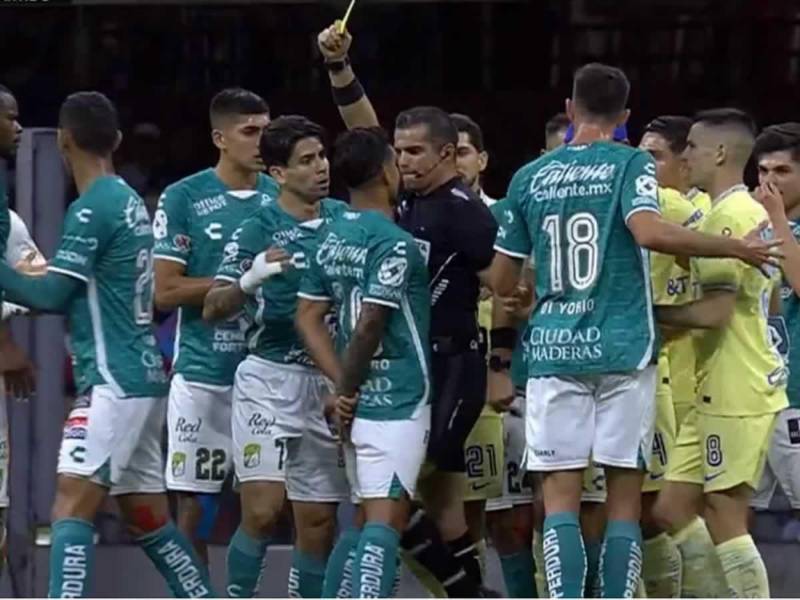 El árbitro mexicano Fernando Hernández le soltó un rodillazo al jugador argentino Lucas Romero, del León.