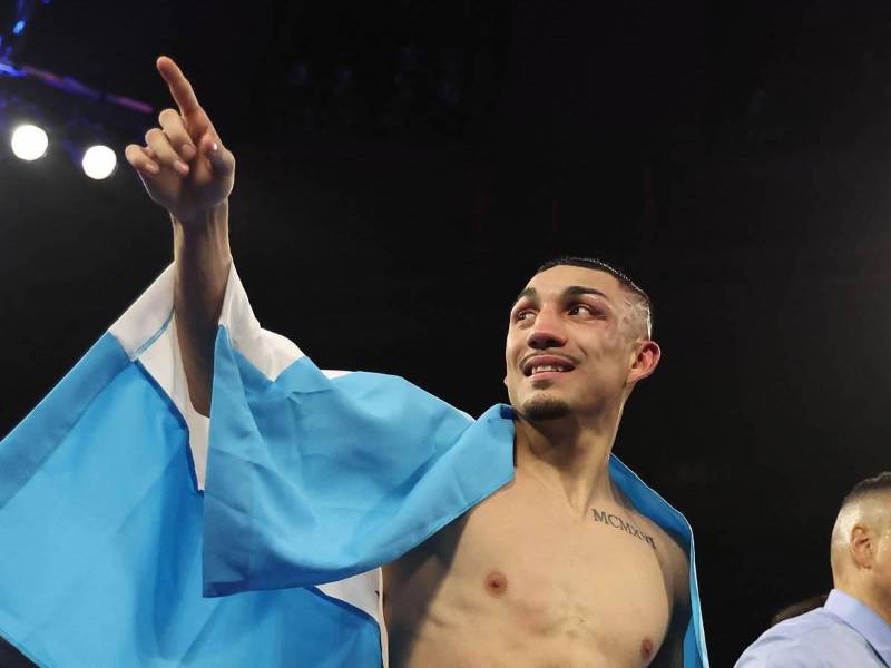 Teófimo López celebrando su victoria sobre Sandor Martín, pelea que se realizó en diciembre del 2022.