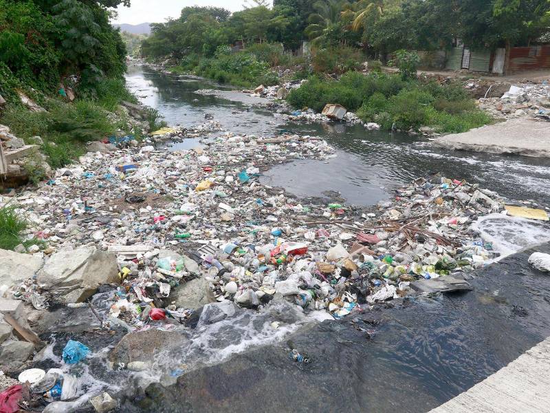 Las cantidad de basura en los vados ha incrementado en los últimos meses y cada vez que llueve incrementan los desechos en estos sitios.