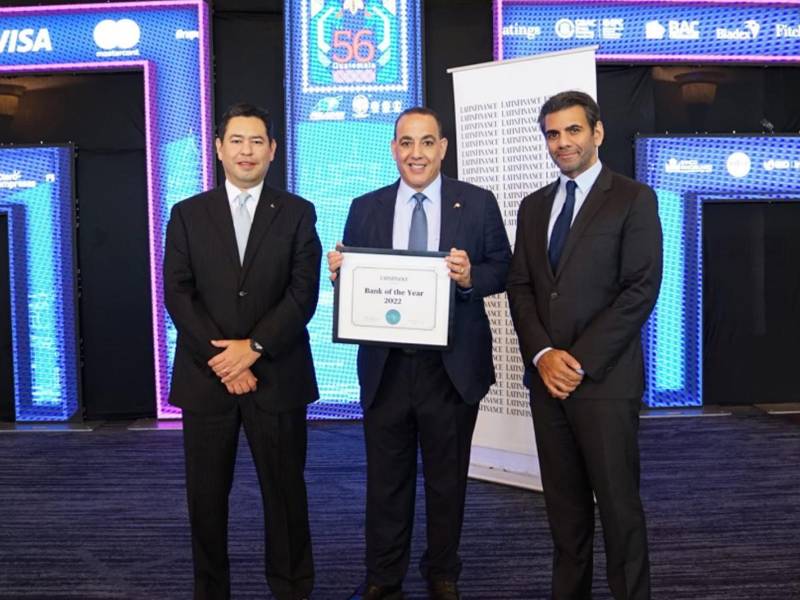 Representantes de Ficohsa reciben el reconocimiento de Latin Finance Magazine, durante el evento de Felaban realizado en la ciudad de Guatemala, del 12 al 15 de noviembre.