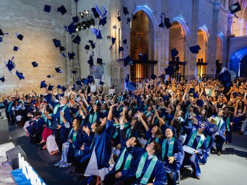 La universidad española cuenta con otros programas de becas específicos para talento de América Latina.