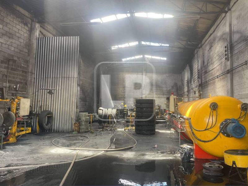 Voraz incendio en una bodega de llantas movilizó al Cuerpo de Bomberos en el anillo periférico de Tegucigalpa.