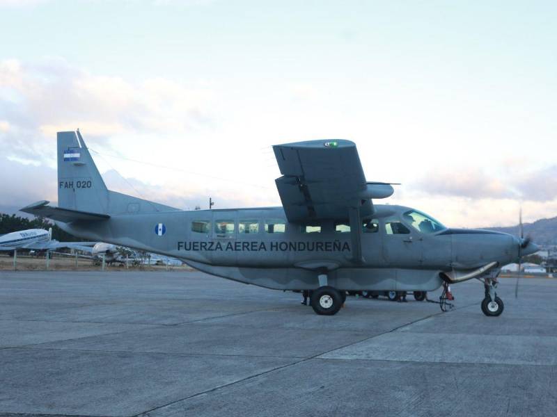 Fotografía de una avioneta de la Fuerza Aérea Hondureña durante el traslado del material electoral a Islas de la Bahía en marzo de 2026.