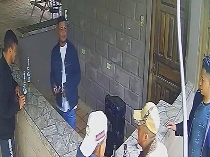 Cámaras de seguridad captaron el momento en que Alberto Zúniga Girón es atacado a balazos.