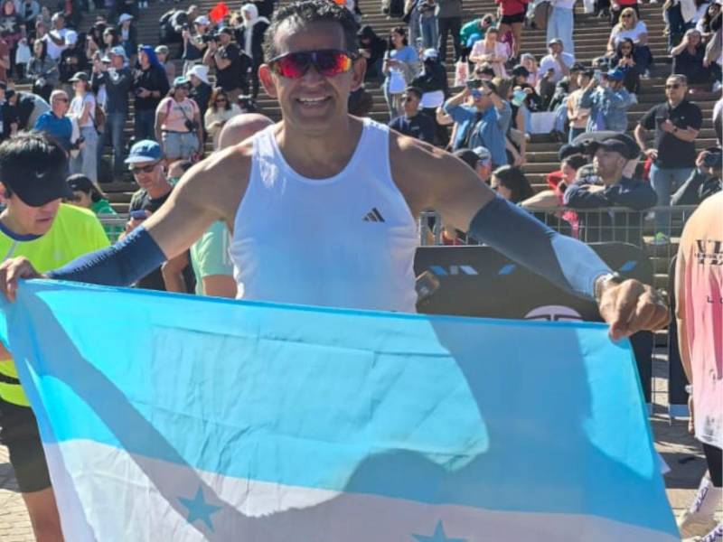 El corredor hondureño siempre lleva con orgullo la bandera de Honduras en cada compentencia a las que ha participado.