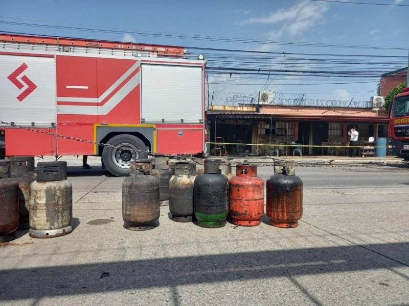 Un incendio ocurrido durante la tarde de este martes consumió un restaurante de comida local en San Pedro Sula.