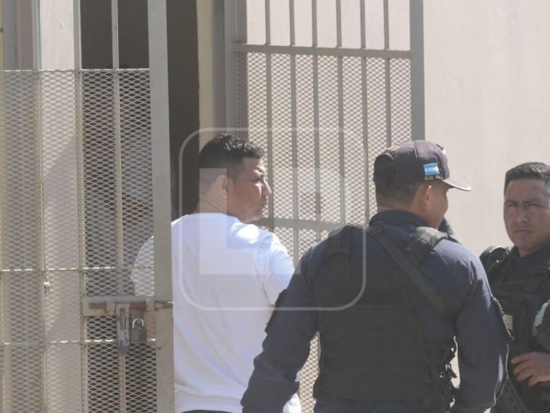 ¡Encadenados! Fotos de esposos acusados de matar a amigos en El Progreso al llegar a los juzgados