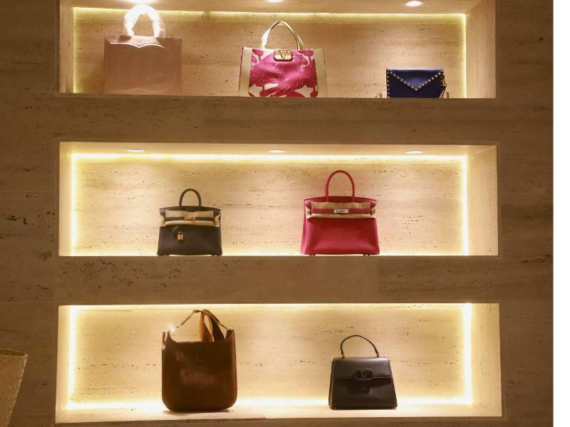 Los productos disponibles en su tienda son piezas traídas desde Dubái, París y otras ciudades del mundo.