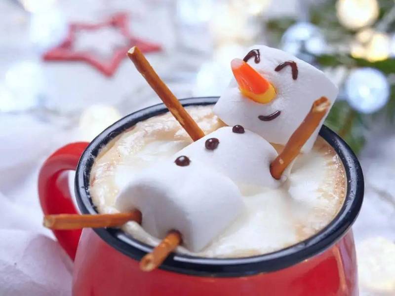 El chocolate caliente es una bebida clásica que reconforta y llena de sabor las noches frías de Navidad.