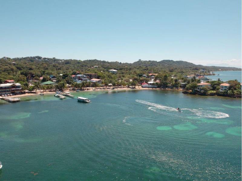 La isla es considerada la principal atracción turística de Honduras debido a su combinación única de belleza natural virgen, acceso privilegiado al mundo submarino y una cultura vibrante.