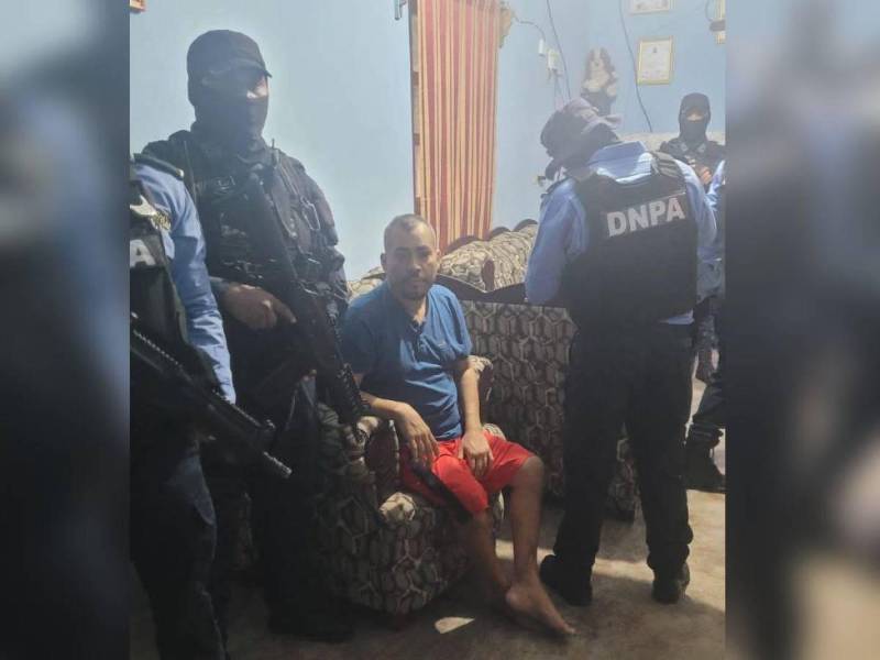 Policías hondureños en la casa del hondureño Miguel Alfredo Erazo.