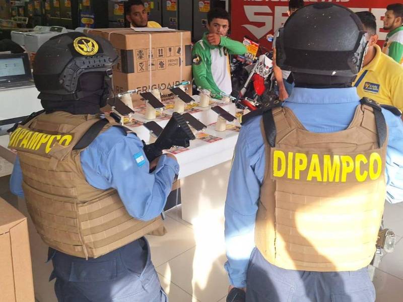 La Dirección Policial Anti Maras y Pandillas Contra el Crimen Organizado (Dipampco) nació como parte de una reestructuración de la Policía Nacional orientada a combatir maras, pandillas, extorsión y estructuras del crimen organizado, pero hoy enfrenta una de sus crisis más graves tras la muerte de cinco de sus agentes en Corinto, Omoa, Cortés.