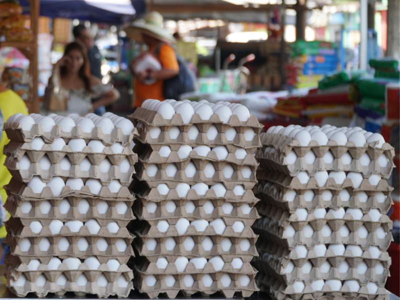 Pobladores de San Pedro Sula realizan compras en el mercado Dandy.