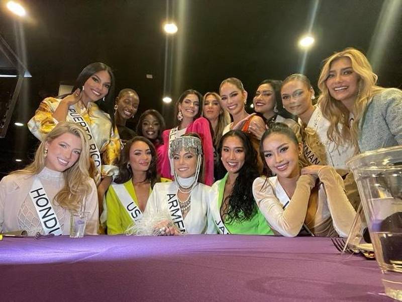 Miss Honduras compartiendo con las misses de otros países.