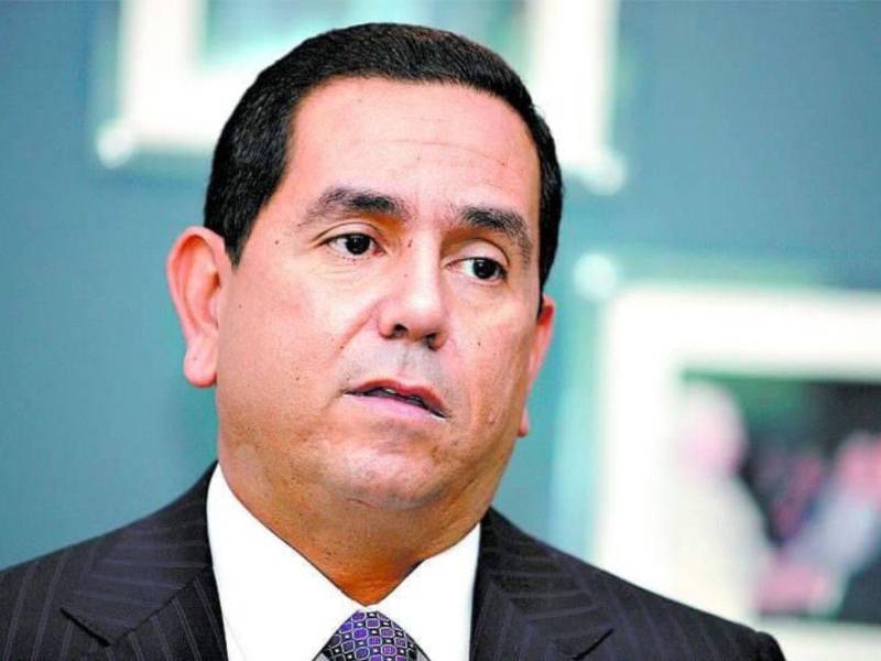 El diputado por el Partido Nacional, Antonio Rivera Callejas, anunció este lunes en sus redes sociales su salida del país por un problema de fuerza mayor, a pocos días de haber sido agredido por los colectivos del Partido Libertad y Refundación (Libre) en el Congreso Nacional.