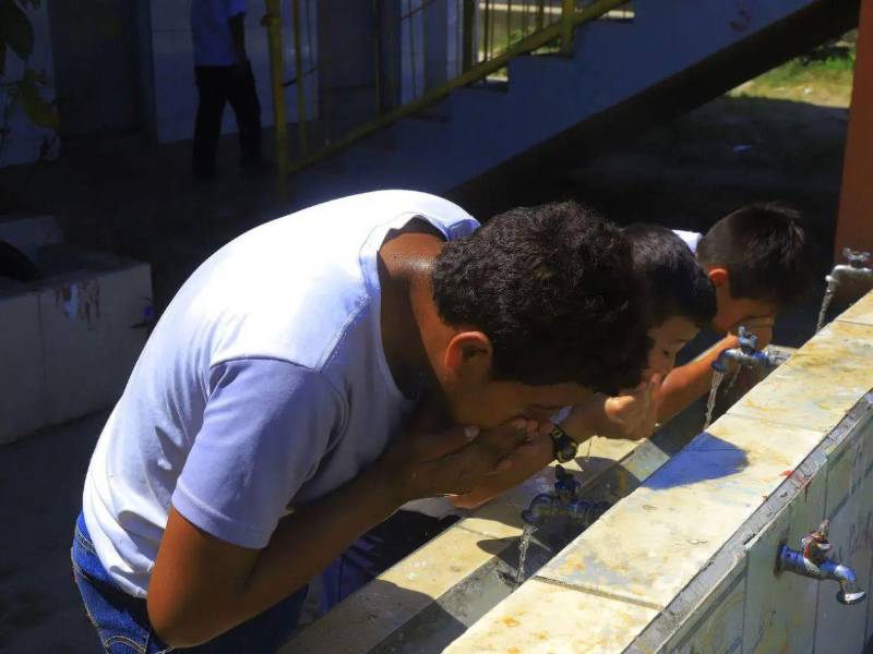 Expertos de Copeco recomiendan evitar la exposición al sol entre las 10 de la mañana y las 2 de la tarde, especialmente en niños.