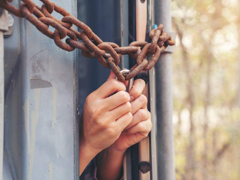 Los tratantes de personas visitan sitios turísticos para ofrecer oportunidades laborales a personas que trabajan en restaurantes y hoteles, pero los llevan a centros de explotación sexual en México y Canadá.