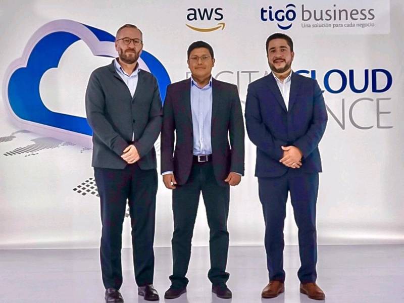 Alfredo Garcia, Director Tigo Business Honduras; Andrés Pachón, Partner manager AWS; y Héctor Espinal, Gerente de Servicios Gestionados Tigo Business.