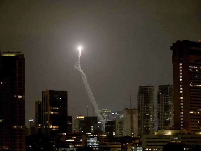 Irán responde al ataque israelí en Beirut con una ofensiva de misiles contra Israel.