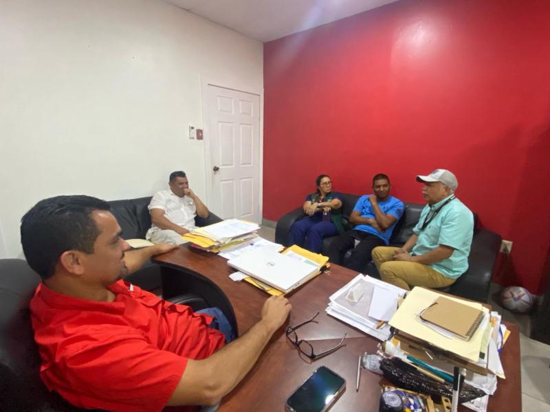 Las autoridades departamental de Salud y la Fundación que ejecutará los proyectos, se reunieron con los alcaldes de los municipios de beneficiados. Aquí en una socialización con el alcalde de La Masica.