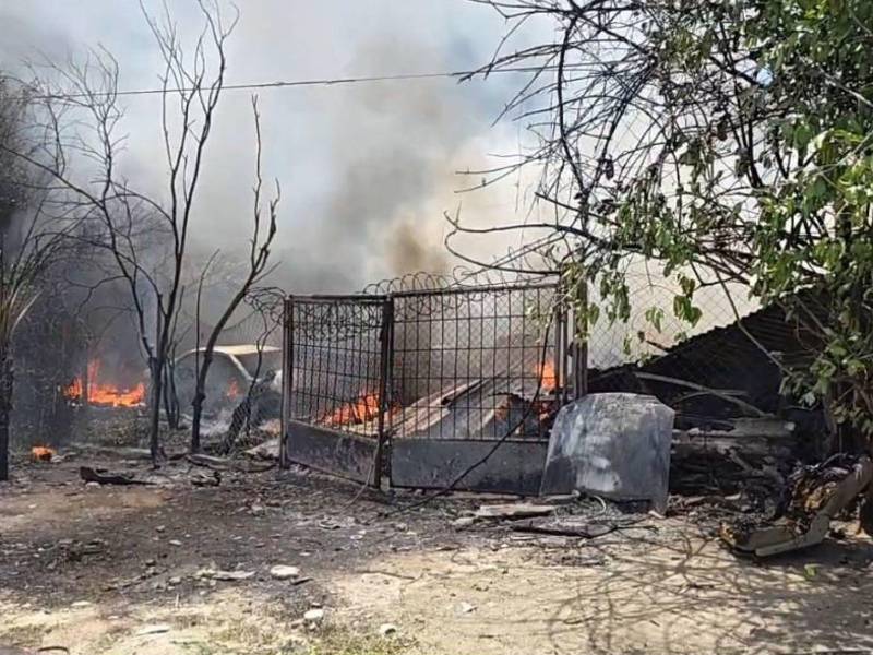 Ocho vehículos lograron ser rescatados de un lote de 80; el resto quedó reducido a cenizas.