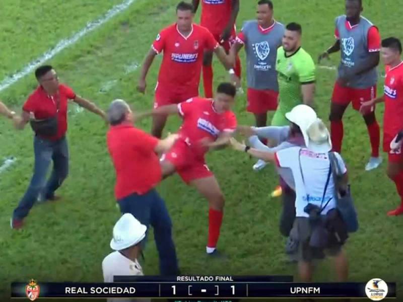 El directivo de la Real Sociedad, Boris Elencoff, entró al campo y agredió a Mauro Reyes, los jugadores reaccionaron defendiendo a su entrenador.