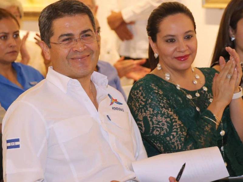 Fotografía de archivo del expresidente Juan Orlando Hernández y su esposa Ana García de Hernández.