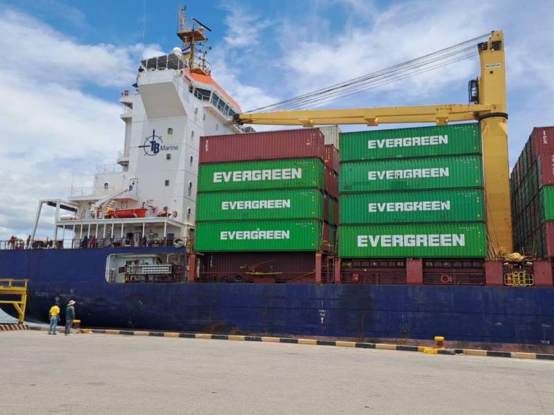 Buque portacontenedores en Puerto Cortés; la logística es uno de los sectores que más utiliza la IA en sus procesos.