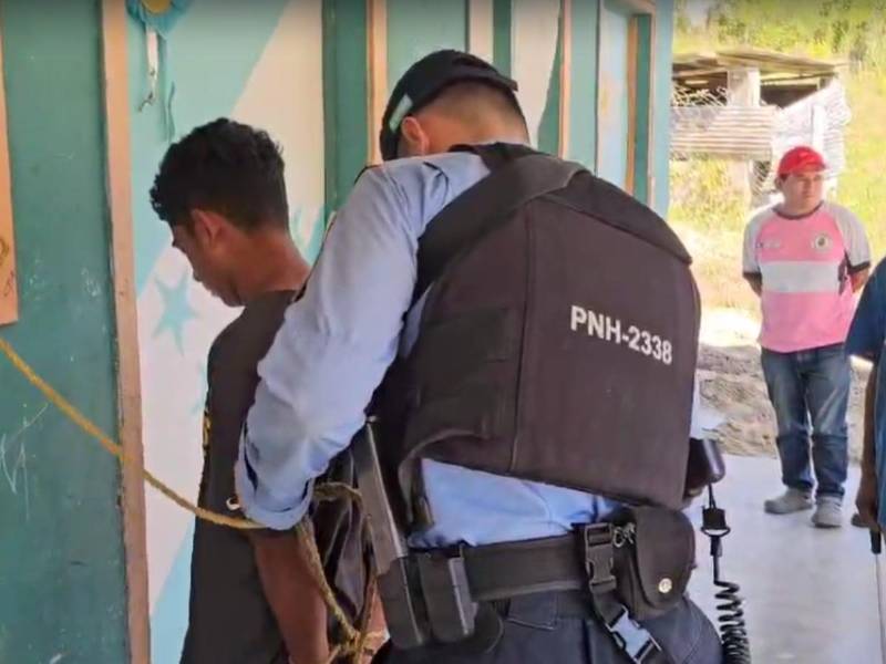 Mario Nahun Mendoza fue amarrado por los pobladores de la aldea El Meredón de Cuyamel luego de asesinar a su padre Marcelino Mendoza (63).