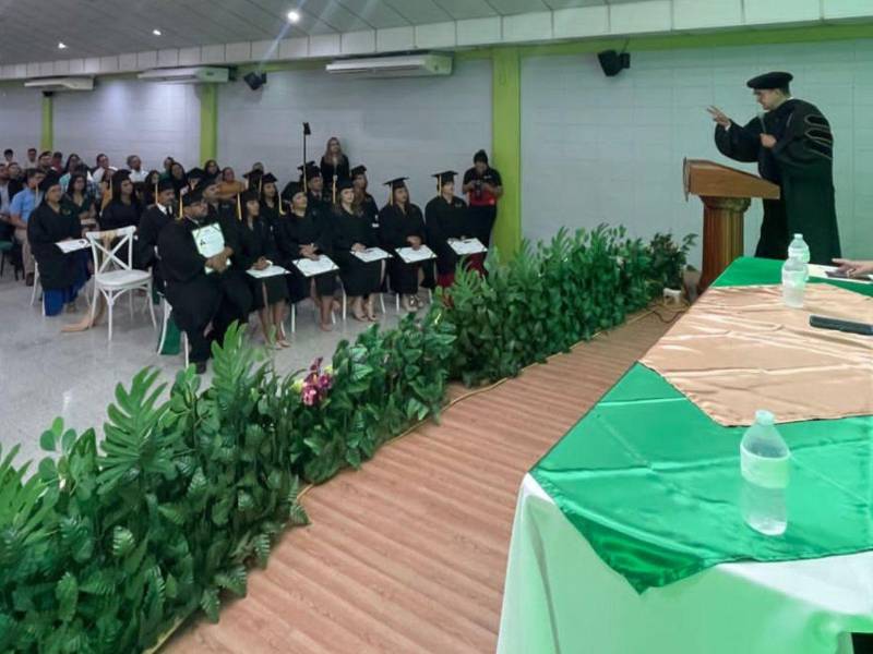 Los nuevos profesionales orgullos posaron con su título universitario.
