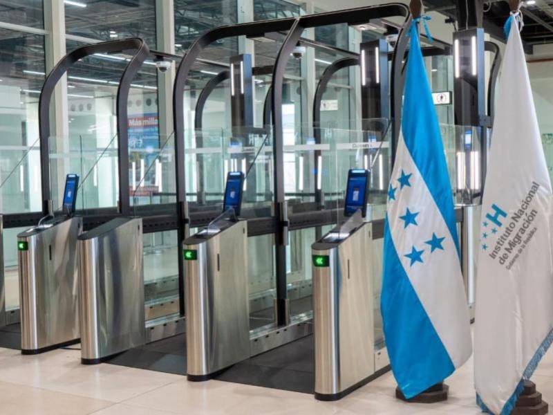Los modernos dispositivos permitirán a los hondureños mayores de 21 años realizar su control migratorio de manera más ágil.