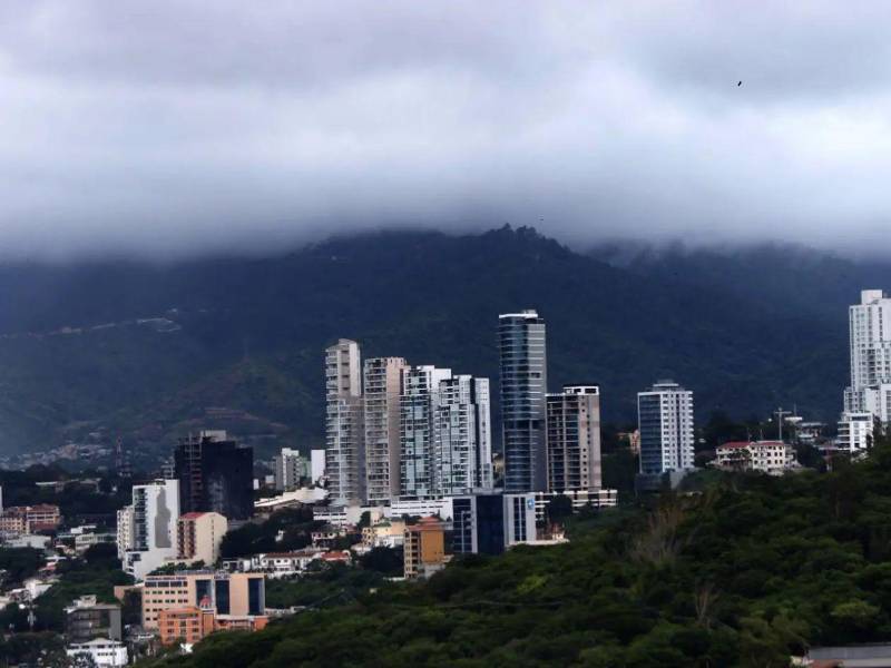 El Trans-450, un bus de tránsito rápido para Tegucigalpa, se inauguró oficialmente el 24 de enero de 2014.