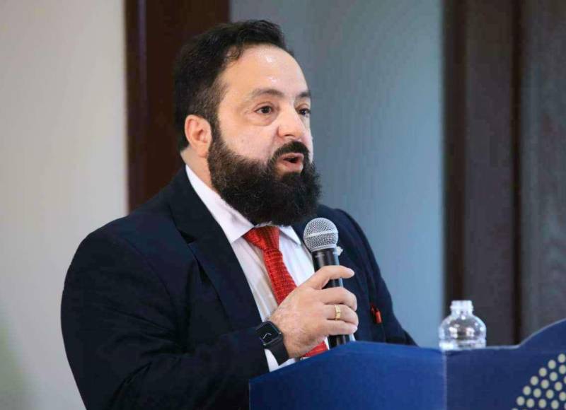 La madrugada del jueves Luis Redondo no aceptó la renuncia de Nasralla aduciendo que estaría violentando la Constitución de la República. “Sí, se acepta, es dar paso a que un presidente también renuncie para volver aspirar a la presidencia”, argumentó.