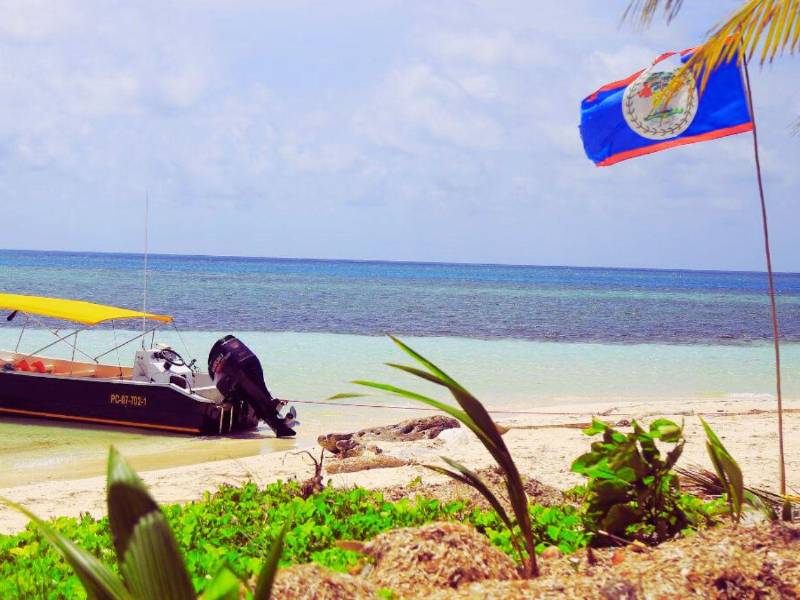 La bandera de Belice ondea en el cayo Hunting, parada obligada para los turistas que llegan en lanchas desde Puerto Cortés, Omoa y Guatemala.