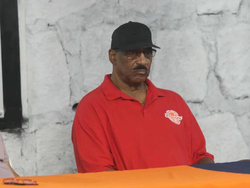 Dennis Bell es un exjugador de baloncesto estadounidense que disputó tres temporadas en la NBA.