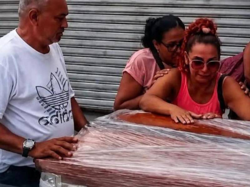 Norma Meléndez, esposa del policía municipal Derrel Trevor Moore Forbes (47), reclamó el miércoles su cuerpo en la morgue de La Ceiba y pidió justicia por su muerte. El agente fue víctima de un ataque mortal el pasado 31 de agosto en la isla de Guanaja.