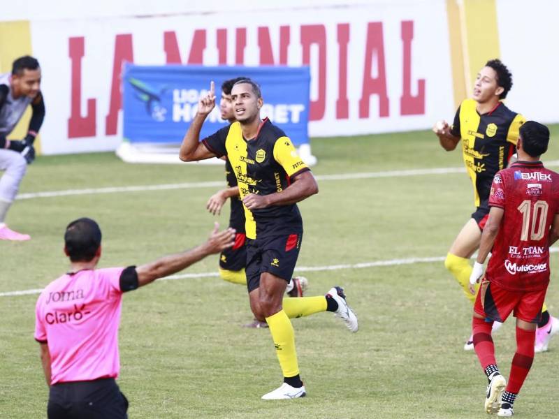 Eddie Hernández celebrando su gol de penal contra el CD Choloma.