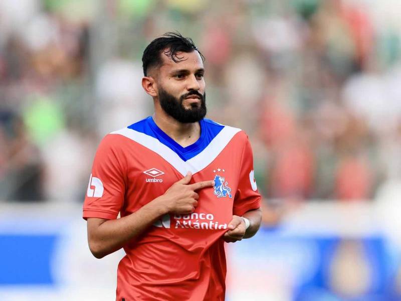 Jorge Álvarez celebró su gol señalándose el escudo del Olimpia.