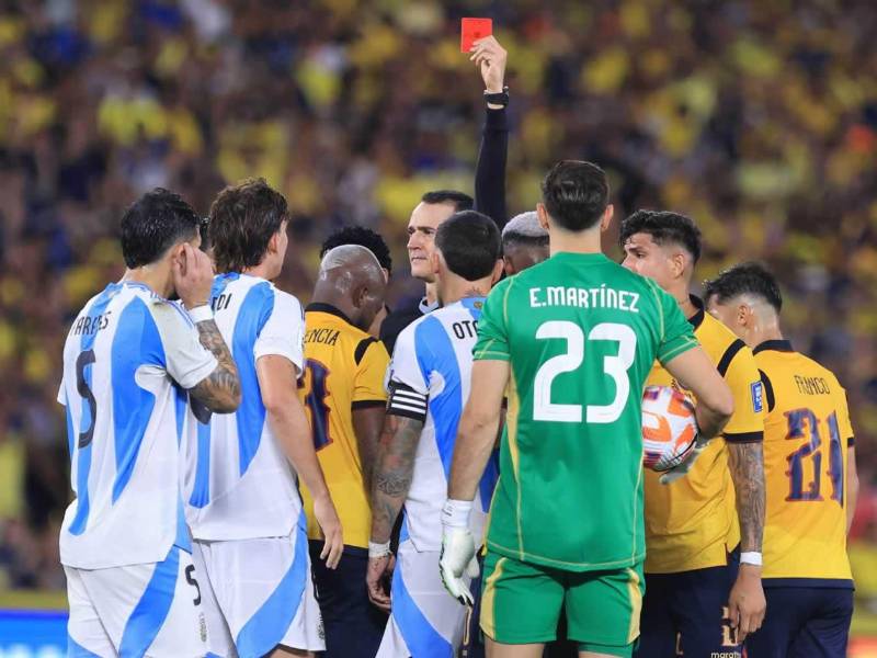 Nicolás Otamendi fue expulsado por el árbitro colombiano Wilmar Roldán.