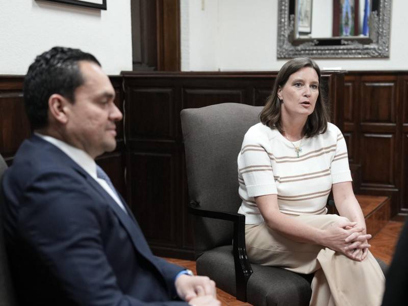 Tomás Zambrano, presidente del Congreso Nacional, y Julia Johannsen, representante del Banco Interamericano de Desarrollo (BID).