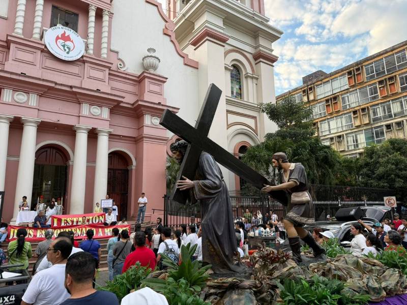 En medio del silencio de la madrugada y con una fe en las calles, fieles de la<b> Iglesia Católica</b> se congregaron desde antes de las 6:00 de la mañana frente a la Catedral de San Pedro Apóstol para participar en el tradicional <b>viacrucis de Viernes Santo</b>, que partió en la tercera avenida.