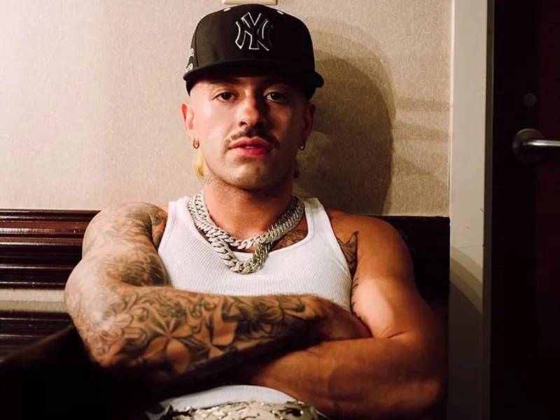 Feid ha sido funado recientemente por los fans de Karol G tras ella revelar que la dejó esperando en un aeropuerto.