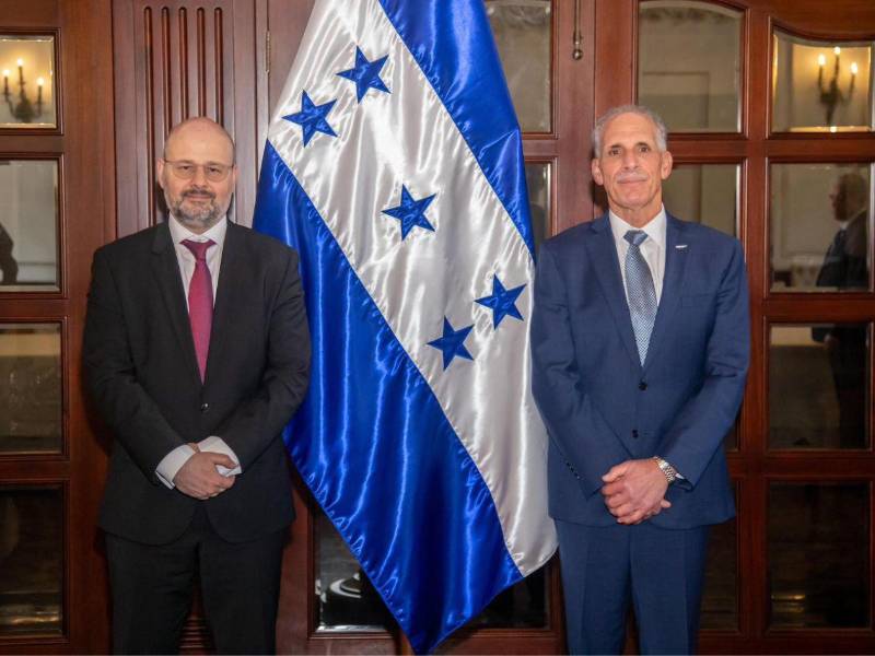 Emilio Fernández, jefe de la Misión del FMI junto al presidente Nasry Asfura. Él señaló que los avances alcanzados permitirán que el directorio ejecutivo del FMI revise el caso hondureño a finales de junio y, de ser aprobado, el país podría acceder a un desembolso cercano a los 245 millones de dólares, fortaleciendo así las perspectivas económicas y la estabilidad financiera nacional.