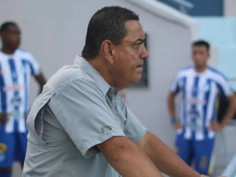 El entrenador colombiano John Jairo López no la está pasando bien dirigiendo al Victoria.