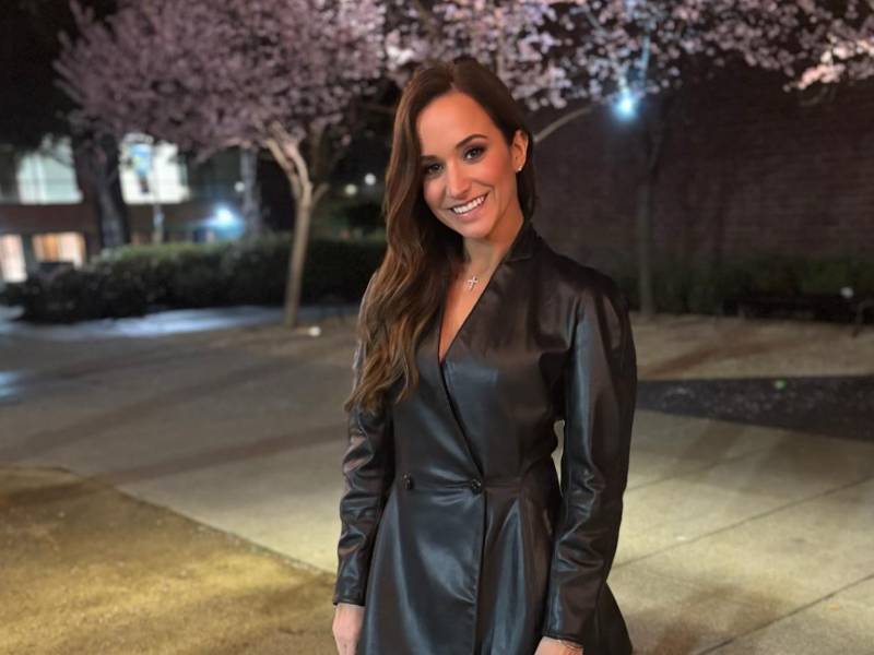 La reconocida periodista de la NFL Dianna Russini se encuentra en el centro de la polémica luego de que se divulgaran imágenes en las que aparece junto al entrenador de los New England Patriots, Mike Vrabel, en un hotel de Sedona, Arizona.