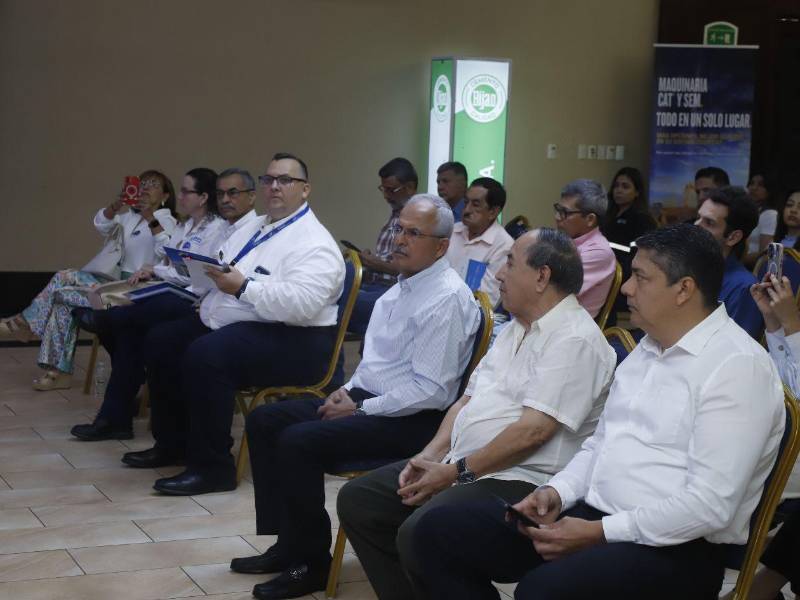 Representantes de los medios de comunicación e invitados especiales presentes durante el lanzamiento oficial de Expoconstruye 2025 realizado en Expocentro.