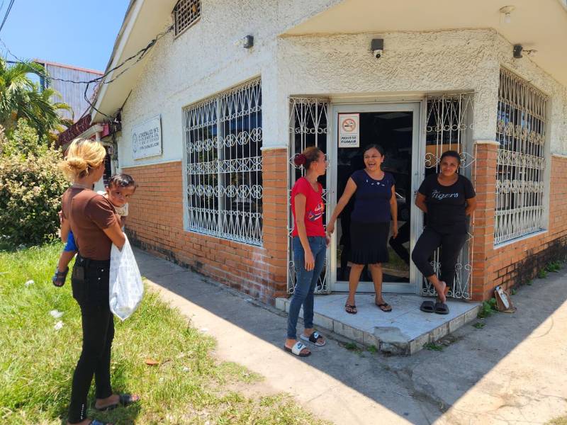 Entre lágrimas y consignas de justicia por perder a una hija, Eirka Cárcamo, respaldada por su familia, exige respuestas sobre la muerte de su pequeña de seis años.