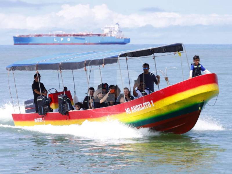 Omoa es uno de los principales destinos turísticos durante la Semana Santa, al ofrecer playas, ambiente familiar y una variada oferta recreativa. Los visitantes pueden disfrutar del mar, paseos en lancha, deportes acuáticos y espacios de descanso.